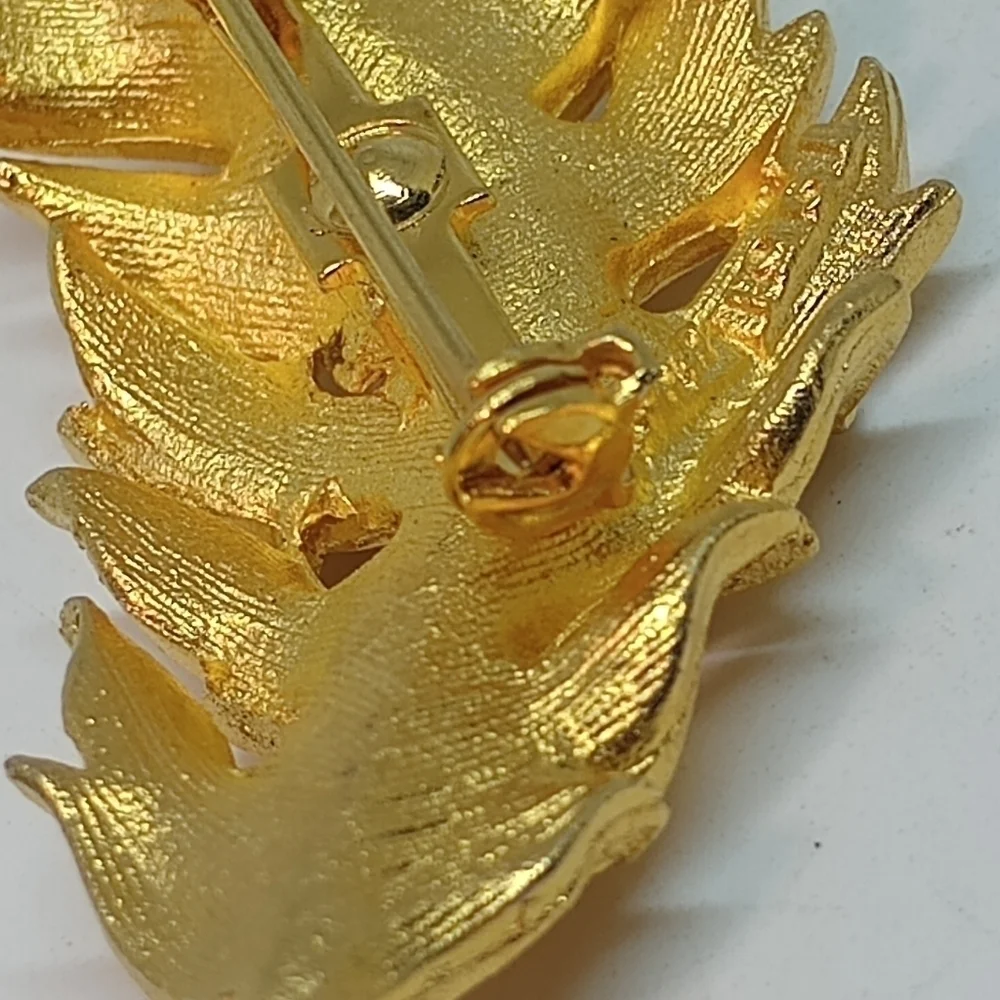 * vintage signed Coro gold tone fern plant leaf pin brooch